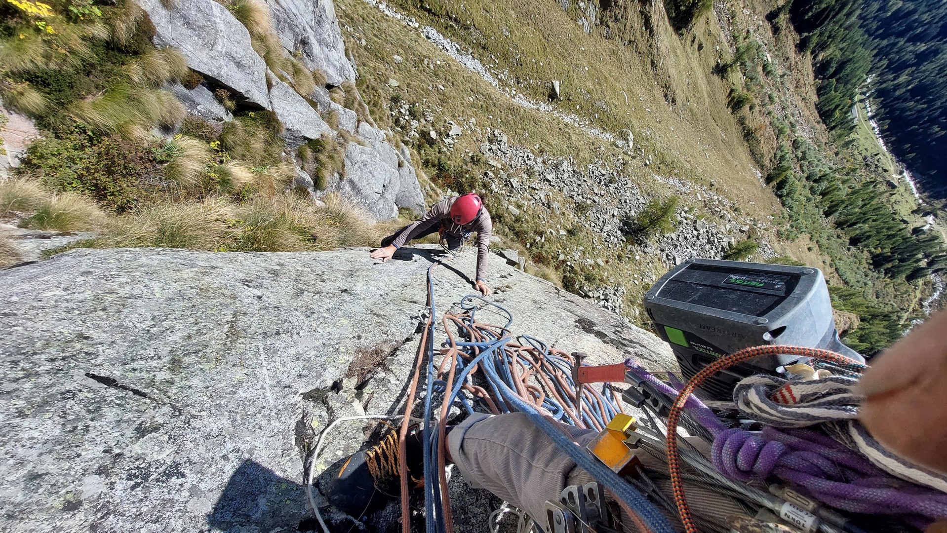 Arrampicatore sulla Via del Rifugio sopra il Rifugio Trivena in Val Breguzzo su parete di granito compatto