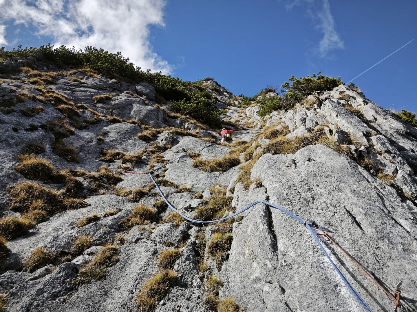 Arrampicatore sulla Via Zucchero e Caffè al Corno del Fus in Val Breguzzo su roccia compatta e verticale