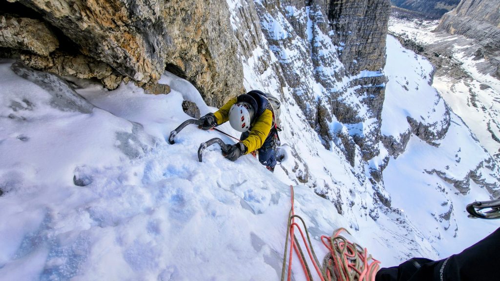 Alpinisti su ghiaccio e terreno misto nelle Dolomiti di Brenta lungo La Via che non c’è